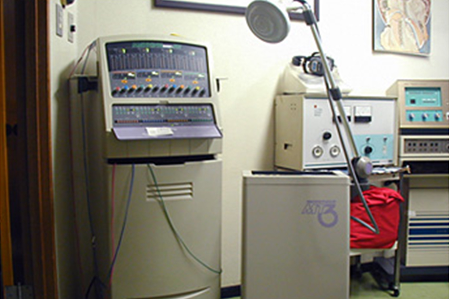 低周波装置（写真左側）高周波（マイクロ波）発振装置（写真右側）